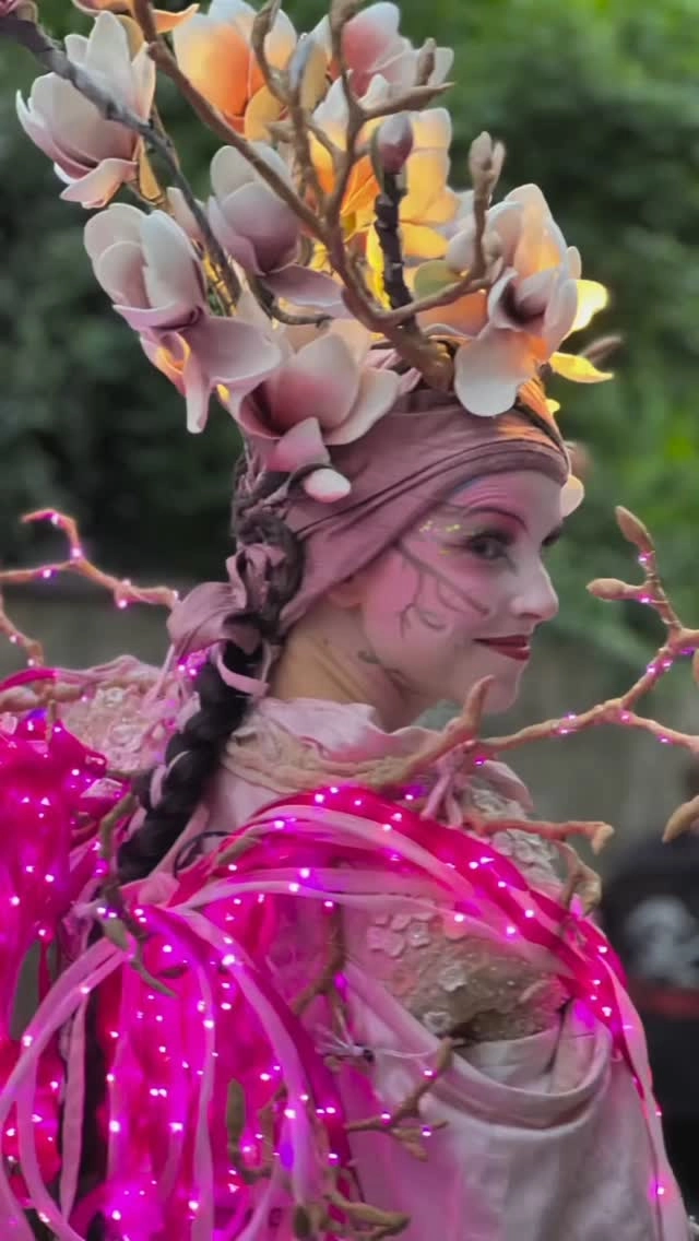 presenting our wonderful stilt walkers in stunning outfits for your next event🫶

#starlightartists #starlightshow #livemarketing