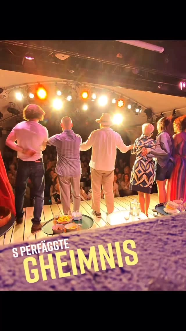 Schlussapplaus – neue Perspektiven 😉📸 
„S Perfäggte Gheimnis“ ist noch bis am 24. Mai für eine kurze Wiederaufnahme zurück auf der Fauteuil-Bühne!

@theaterfauteuil 
@isi_florido