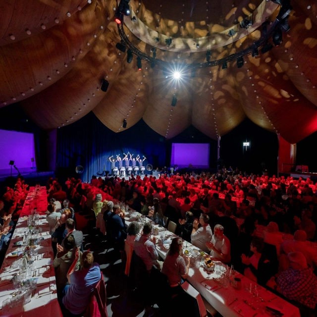 Am 10. Mai 2025 feierte die VSE gemeinsam mit rund 250 Gästen aus der Schweizer Strombranche ein besonderes Fest – die VSE Jubilarenfeier 2025.
Unsere Showacts incl. Liveband sorgten mit der charmanten und professionellen Moderation durch Christa Rigozzi – für eine stimmige, unterhaltsame Atmosphäre.
Der Anlass : eine schöne Anerkennung für all jene, die mit ihrem unermüdlichen Engagement seit über 100 Jahren eine stabile Stromversorgung in der Schweiz ermöglichen – 
Fotos: Romeo Basler #vse #starlightshow #starlightartists