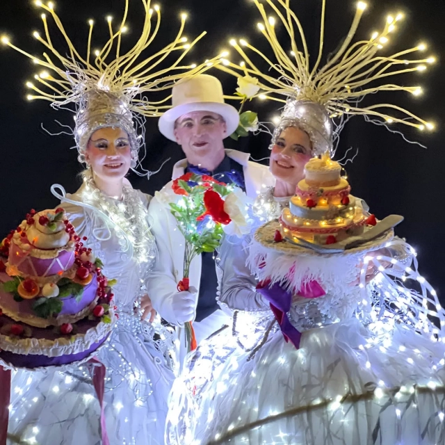Dessert gefällig? Von unseren wunderschönen Stelzenperformern am letzten Freitag.🥂

@eventicum_ag @starlightartistentertainment 
#stiltswalker #stelzenperformance