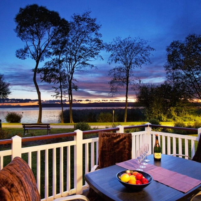 Krankheitshalber kurzfristig verfügbar:
zweigeschossiges Ferienhaus „Fünen“ in 1. Reihe mit direktem Blick und Zugang zum Scharmützelsee im Schlosspark Bad Saarow für max. 6+2 Personen - Wohnfläche 111 m².
Datum: 02.August - checkin 15:00 bis 09. August - checkout 10.00
Der Preis ist unschlagbar 50% reduziert auf 850 €
Kommt mit Familie oder Freunden in das schöne Haus mit toller Ausstattung:
Whirlpool, Sauna, Kamin, Flat-TV, PKW Stellplatz am Haus, Kaffeemaschine, Waschmaschine, Geschirrspüler
Ca. 75 KM von Berlin entfernt
Weitere Infos bekommt ihr hier:
U. Schlegel: 0049 – (0)1522 192 13 78
oder pm an mich